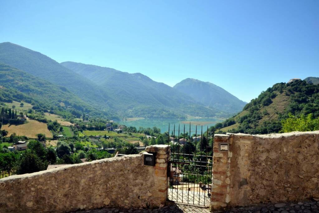 Stanza Con Terrazzo Vista Lago - Lakeholiday Castel di Tora Bagian luar foto