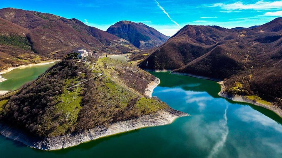 Stanza Con Terrazzo Vista Lago - Lakeholiday Castel di Tora Bagian luar foto