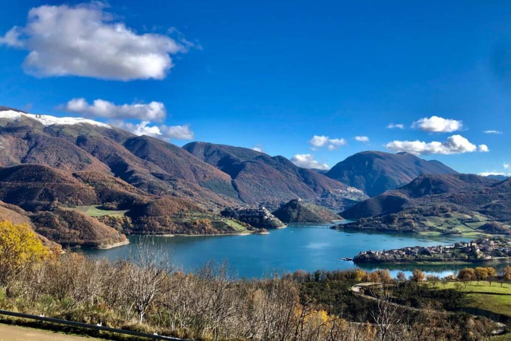 Stanza Con Terrazzo Vista Lago - Lakeholiday Castel di Tora Bagian luar foto