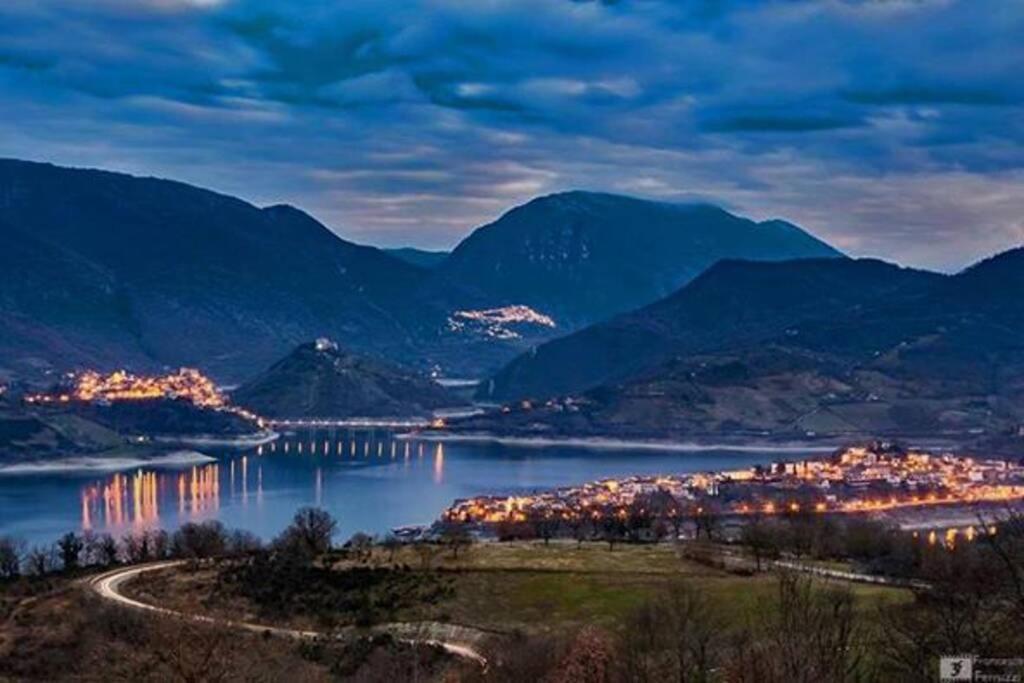 Stanza Con Terrazzo Vista Lago - Lakeholiday Castel di Tora Bagian luar foto