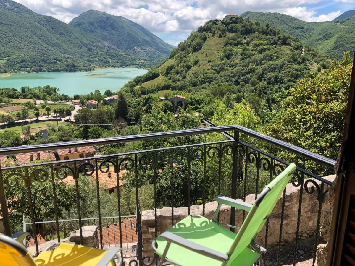 Stanza Con Terrazzo Vista Lago - Lakeholiday Castel di Tora Bagian luar foto