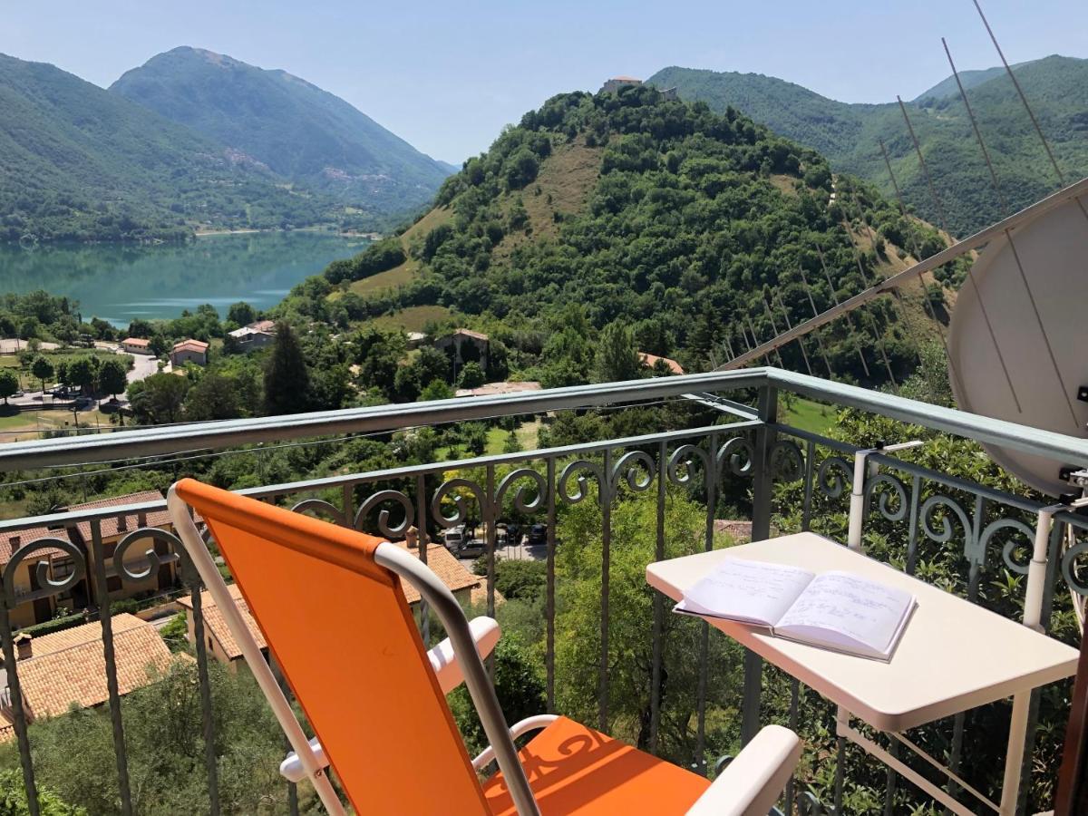 Stanza Con Terrazzo Vista Lago - Lakeholiday Castel di Tora Bagian luar foto