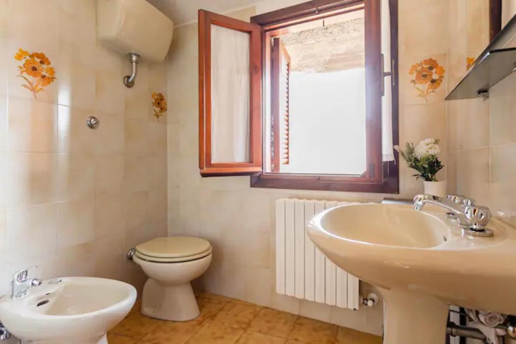 Stanza Con Terrazzo Vista Lago - Lakeholiday Castel di Tora Bagian luar foto