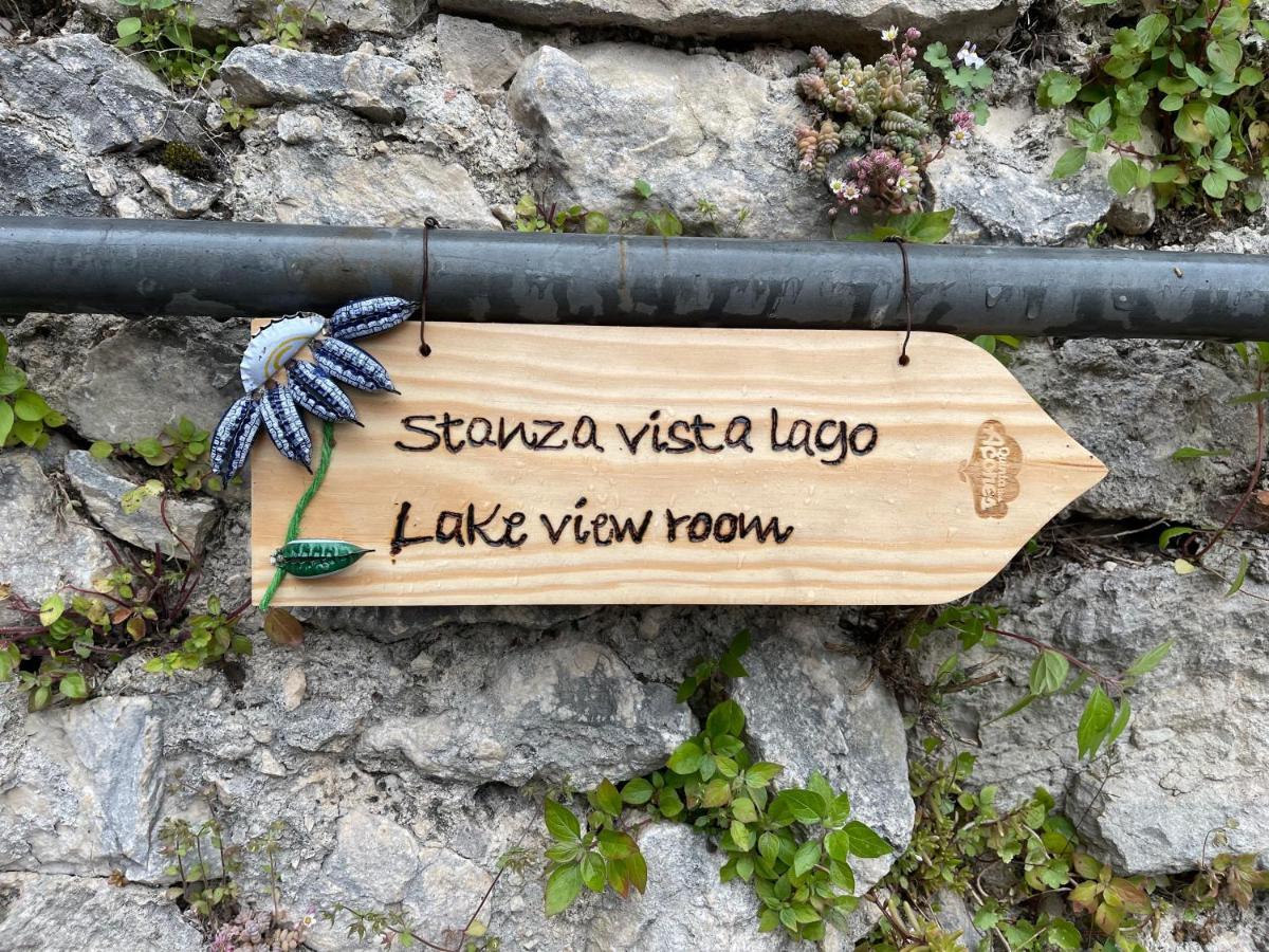 Stanza Con Terrazzo Vista Lago - Lakeholiday Castel di Tora Bagian luar foto